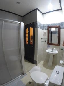 Koupelna v ubytování Coron Residencia de Rosario + 25 fotografií