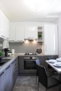 Kuchyňa alebo kuchynka v ubytovaní Luxury Dream Apartman + 9 fotografií