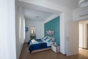 1 dormitorio con cama azul y almohadas azules en B&B San Michele, en Mazara del Vallo