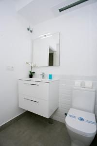biała łazienka z toaletą i umywalką w obiekcie MONKÓ - MANGO & TROPYCAL APARTMENT o w mieście Torremolinos