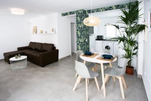 salon ze stołem, krzesłami i kanapą w obiekcie MONKÓ - MANGO & TROPYCAL APARTMENT o w mieście Torremolinos