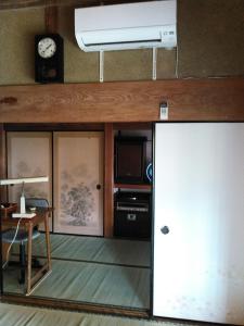 Küche/Küchenzeile in der Unterkunft 昭和の宿 汐凪 shionagi
