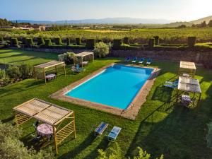 Bazén v ubytování Agriturismo Fattoria di Sommaia nebo v jeho okolí