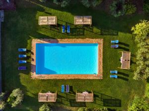 Bazén v ubytování Agriturismo Fattoria di Sommaia nebo v jeho okolí
