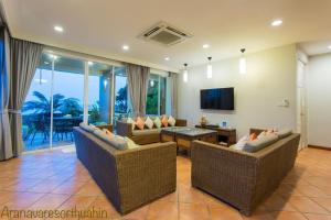 TV a/nebo společenská místnost v ubytování Aranava Resort Huahin