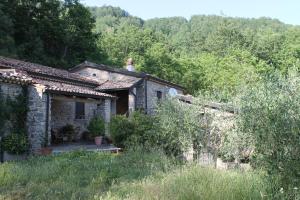 a stone house in the middle of a field at Case Vacanza S. Nicola in Viggianello