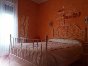 Łóżko lub łóżka w pokoju w obiekcie Hospedaje Menendez Pelayo
