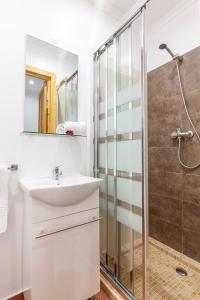 łazienka z umywalką i prysznicem w obiekcie CASA DE LA LUZ -Elegante Casco Antiguo 5-Hab w Sewilli +68 zdjęć