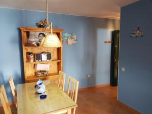 a dining room with a wooden table and chairs at Apartamentos Atlanterra COSTA Y SOL in Zahara de los Atunes