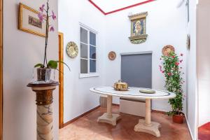 jadalnia ze stołem i kwiatami na ścianie w obiekcie CASA DE LA LUZ -Elegante Casco Antiguo 5-Hab w Sewilli