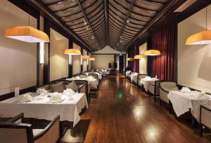 a dining room with white tables and chairs at San Po Hotel - Fuzhou Pushang in Fuzhou +38 photos