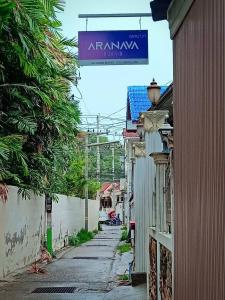 Une allée avec un panneau qui lit sarmaarma sur un bâtiment dans l'établissement Aranava Resort Huahin, à Hua Hin