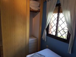 a small room with a window and a bed at Apartamentos Atlanterra COSTA Y SOL in Zahara de los Atunes