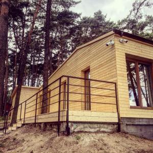 a small house with a fence around it at Powidz pokoje z widokiem na jezioro in Powidz