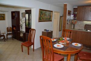 una cucina e una sala da pranzo con tavolo e sedie in legno di Traditional summer house in Marmari a Marmari