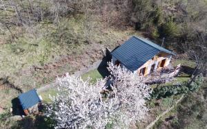 uma vista aérea de uma casa com um telhado azul em Le Chalet de Larcat em Larcat