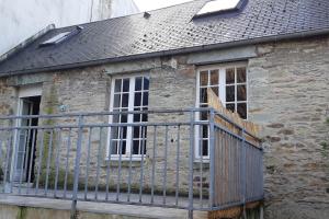an old stone house with a metal gate at CHE F3 gauche Terrasse jardin barbecue hypercentre wifi in Cherbourg en Cotentin