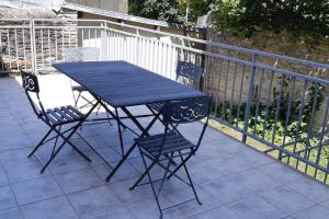 a blue table and chairs sitting on a patio at CHE F3 gauche Terrasse jardin barbecue hypercentre wifi in Cherbourg en Cotentin
