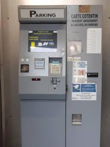 ein Parkautomat mit einem Schild darauf in der Unterkunft CHE F3 gauche Terrasse jardin barbecue hypercentre wifi in Cherbourg en Cotentin