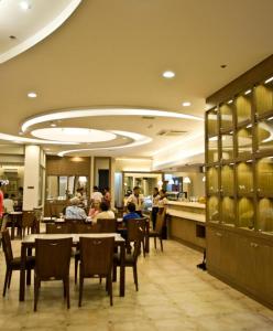 A restaurant or other place to eat at D'Hotel & Suites