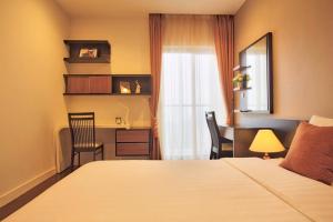 Postel nebo postele na pokoji v ubytování Lancaster Hanoi Service Apartment