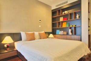 Postel nebo postele na pokoji v ubytování Lancaster Hanoi Service Apartment