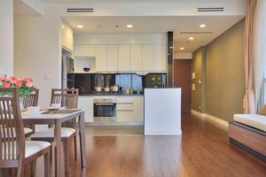 Kuchyň nebo kuchyňský kout v ubytování Lancaster Hanoi Service Apartment