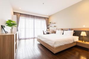 Postel nebo postele na pokoji v ubytování Lancaster Hanoi Service Apartment