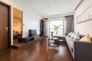 TV a/nebo společenská místnost v ubytování Lancaster Hanoi Service Apartment