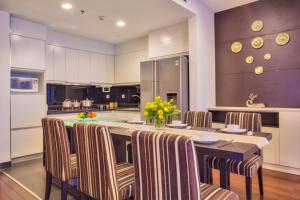 Kuchyň nebo kuchyňský kout v ubytování Lancaster Hanoi Service Apartment