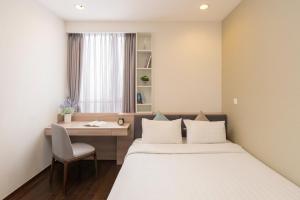 Postel nebo postele na pokoji v ubytování Lancaster Hanoi Service Apartment