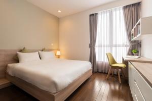 Postel nebo postele na pokoji v ubytování Lancaster Hanoi Service Apartment