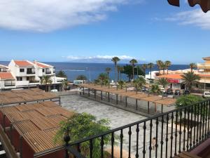 widok na ocean z balkonu ośrodka w obiekcie Casa Massimo w mieście Playa de San Juan