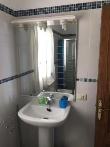 łazienka z umywalką i lustrem w obiekcie Casa Massimo w mieście Playa de San Juan +4 zdjęcia