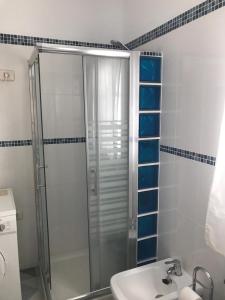 łazienka z prysznicem i umywalką w obiekcie Casa Massimo w mieście Playa de San Juan