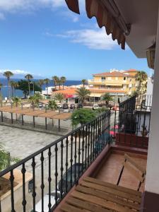 balkon z widokiem na ulicę w obiekcie Casa Massimo w mieście Playa de San Juan