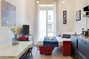 cocina y sala de estar con 1 cama en una habitación en Napoli Suite Caravaggio Apartment, en Nápoles
