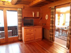 salon z telewizorem na drewnianej szafce w obiekcie Urlaub im Blockhaus w mieście Diex +30 zdjęć