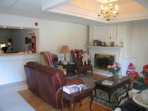 un soggiorno con divano e camino di Jenny's Country Manor a Stanfordville