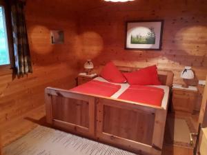 Łóżko lub łóżka w pokoju w obiekcie Urlaub im Blockhaus
