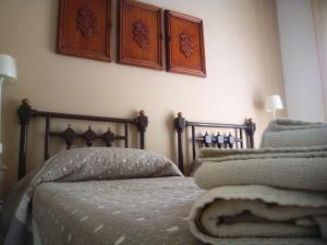 um quarto com uma cama com duas almofadas em Federicocasa em Alberobello