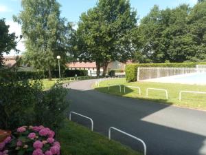 a winding road with a skate park and a pool at Résidence Park de Vincennes in Pau