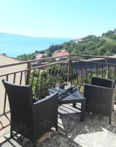 patio con mesa y sillas en el balcón en Apartments Marino, en Senj