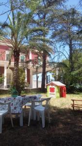 una mesa de picnic frente a una casa en Casina nel Salento, en Lecce