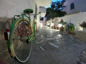 un vélo garé sur le côté d'un bâtiment dans l'établissement Rivamare Campora Casa Vacanze, à Campora San Giovanni