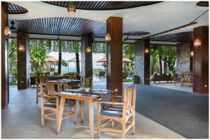En restaurant eller et andet spisested på d'Nusa Beach Club and Resort