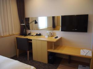 A television and/or entertainment centre at Hotel Sunroute Kumamoto