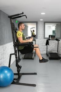 Spordikeskus ja/või sportimisvõimalused majutusasutuses Acroterra Rosa Luxury Suites & Spa
