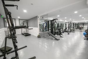 Spordikeskus ja/või sportimisvõimalused majutusasutuses Acroterra Rosa Luxury Suites & Spa