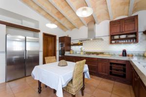 A kitchen or kitchenette at Es Vedat 6